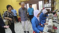 Ketua Organisasi Filantrofi Jepang The Nippon Foundation Yohei Sasakawa pada Rabu (15/11/2017) mengunjungi Poltekkes Jakarta 1. Sasakawa ingin lebih banyak alat bantu berkualitas dapat digunakan oleh para penderita kusta. (Foto: Grandyos Zafna/detikcom)