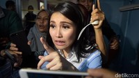 Ayu Ting Ting juga tak lepas dari tudingan pelakor. Penyebabnya adalah isu skandal dirinya dengan Raffi Ahmad yang tak habis-habis sejak kabar berlibur bareng. Meski begitu, rumah tangga Raffi dan Nagita terbukti anteng-anteng saja dan mereka malah seperti menjual gimmick skandal itu dalam beberapa program televisi. Foto: Noel/detikHOT
