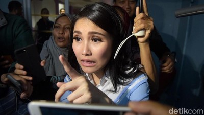 Ekspresi Ayu Ting Ting saat Ditanya Soal Kuenya