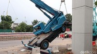 Petugas mengevakuasi crane tersebut. Crane berhasil dipindahkan sekitar pukul 14.00 WIB.