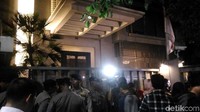 Personel Brimob berjaga di depan rumah Novanto pada pukul 23.42 WIB. Namun tak jelas benar apa saja yang dilakukan tim KPK di dalam rumah Novanto.