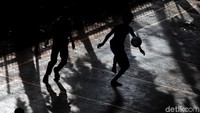 Sejumlah anak bermain sepakbola di RPTRA Bonti, Kecamatan Kebon Melati, Tanah abang, Jakarta Pusat, Rabu (15/11/2017).
