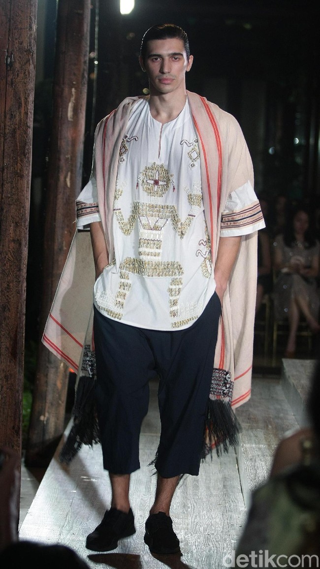 Fashion Show Biyan Wanaatmadja yang mengusung tema HUMBA HAMMU di Dharmawangsa Hotel, Jakarta, Rabu (15/11/2017). Foto:  Mohammad Abduh/Wolipop