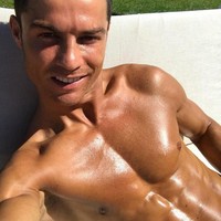 Keseksian Christiano Ronaldo memang sulit terbantahkan. Tak heran jika banyak wanita cantik yang mengisi hidupnya. Foto: Instagram