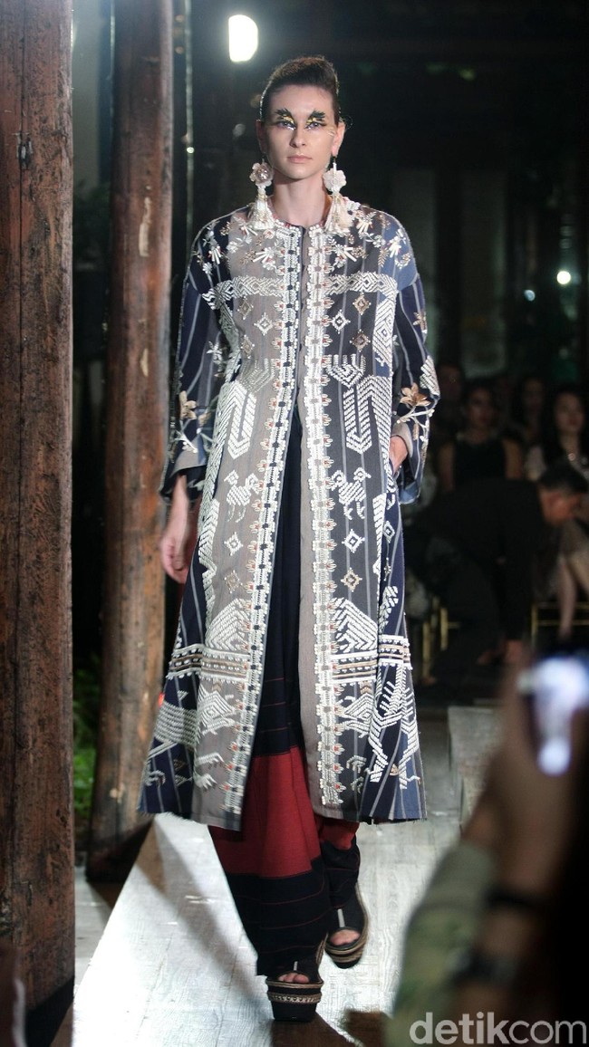 Fashion Show Biyan Wanaatmadja yang mengusung tema HUMBA HAMMU di Dharmawangsa Hotel, Jakarta, Rabu (15/11/2017). Foto:  Mohammad Abduh/Wolipop