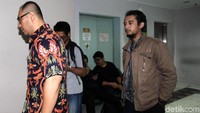 Selain penyidik, ada juga dokter KPK.
