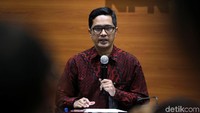 Seperti diketahui, Novanto saat ini berada di RS Cipto Mangunkusumo (RSCM). Sebelumnya dia berada di RS Medika Permata Hijau. Lantaran sedang dirawat, KPK pun melakukan pembantaran penahanan untuk Novanto. 