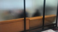 Ada dua dokter yang ikut dalam pertemuan itu. Tak sampai 1 jam, penyidik KPK keluar dari ruang komite medik dan masuk ke ruang perawatan Novanto.