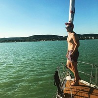 Luke Evans, pemeran Gaston di film Beauty & the Beast berpose topless ketika menikmati pemandangan dari kapal. Foto: Instagram