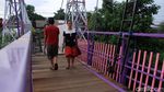 Mirip Rumah Berbie, Jembatan Ini Berwarna Pink dan Ungu