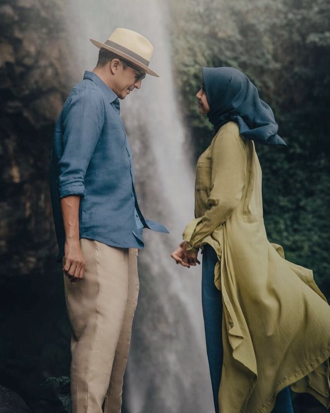 Selebriti Laudya Cynthia Bella melakukan foto prewedding dengan suaminya Engku Emran sebelum menikah bertema alam di Padang, Sumatera Barat. Salah satu foto prewedding yang tak bersentuhan bisa dilihat dari gambar ini. Mereka berdiri berhadapan dengan pemandangan air terjun yang indah. Foto: Dok. Instagram