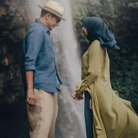 Selebriti Laudya Cynthia Bella melakukan foto prewedding dengan suaminya Engku Emran sebelum menikah bertema alam di Padang, Sumatera Barat. Salah satu foto prewedding yang tak bersentuhan bisa dilihat dari gambar ini. Mereka berdiri berhadapan dengan pemandangan air terjun yang indah. Foto: Dok. Instagram