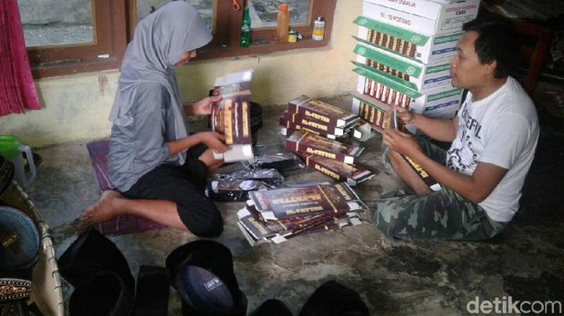 Proses pembuatan peci di Kebumen. 