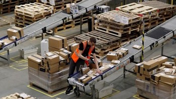 Selain menaikkan upah, Amazon juga berniat memperjuangkan kenaikan gaji di Amerika Serikat yang masih USD 7,25 per jam. Jumlah itu tidak berubah sejak tahun 2009.  Foto: Reuters