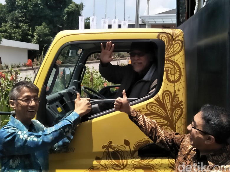 Truk Fuso untuk Panggung Konser Iwan Fals (Foto: Ruly Kurniawan) Truk Fuso untuk Panggung Konser Iwan Fals (Foto: Ruly Kurniawan)