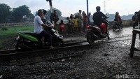 Tapi, mereka tak mengindahkan bahaya yang mengintai dirinya saat melintasi rel tersebut.
