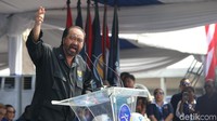 Paloh memberikan semangat kepada wisudawan ABN. Menurutnya bangsa Indonesia menaruh harapan besar kepada generasi muda.