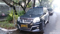 Beberapa mobil berwarna hitam parkir di halaman depan rumah Setya Novanto. Terlihat salah satu mobil berpelat nomor Polri. (Foto: Tsarina Maharani/detikcom)