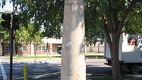 Terakhir ada tiang berhantu di Kota Augusta, bagian timur Negara Bagian Georgia, Amerika Serikat. Konon yang menyentuhnya akan tersambar petir, tapi tiangnya sendiri ternyata bisa hancur! (hankeringforhistory.com)