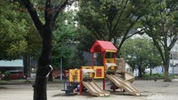 Taman ini dilengkapi dengan area bermain anak-anak. Yang sudah berkeluarga dan punya buah hati tentunya akan nyaman bermain di sini (Wahyu/detikTravel)
