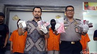 Kabid Humas Polda Metro Jaya Kombes Pol Raden Prabowo Argo Yuwono (kanan) dan Kasubdit I Narkotika Polda Metrojaya AKBP Jean Calvjin Simanjuntak (kiri) melakukan rilis pengungkapan kasus narkoba di Mapolda Metro Jaya, Jumat (17/11/2017).