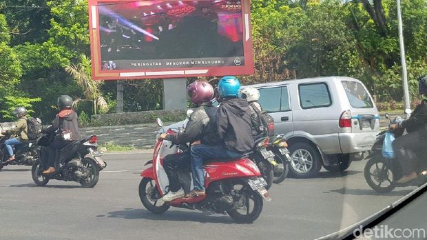 Reklame di Tapal Batas Surabaya Akhirnya Dibongkar