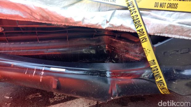 Digaris Polisi, Begini Penampakan Mobil yang Ditumpangi Novanto