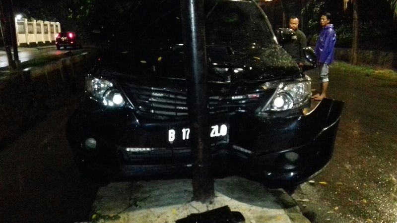 Polisi sudah memeriksa pengemudi mobil yang membawa Setya Novanto hingga mengalami kecelakaan. Polisi menyebut pengemudi mobil itu seorang wartawan.