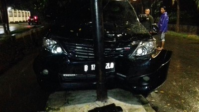 Melihat Luka Tiang Lampu di TKP Kecelakaan Setya Novanto