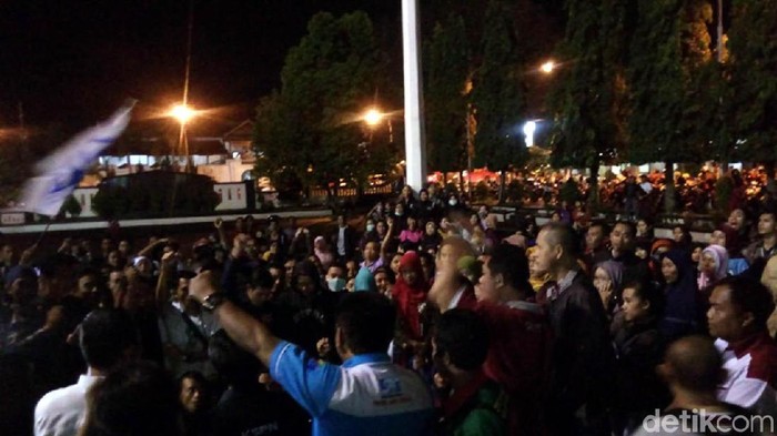 Tanpa Hasil, Buruh Tinggalkan Kantor Bupati Semarang