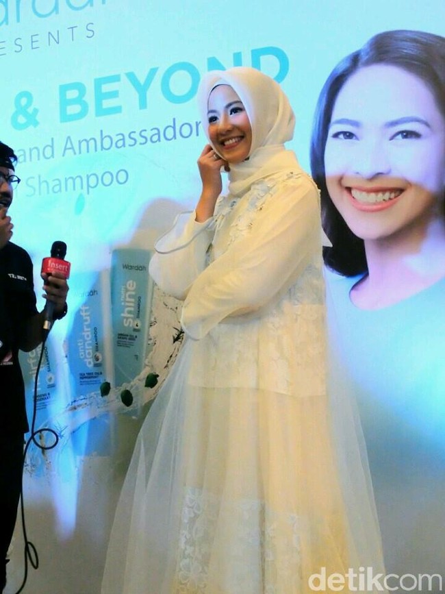  Sementara itu, Natasha Rizki yang juga sebagai brand ambassador Wardah nampak manis di acara tersebut. Mengenakan gaun malam rancangan desainer Ayu Dyah Andari, pemain film Jomblo ini terlihat memesona. Foto: Anggi Mayasari/Wolipop