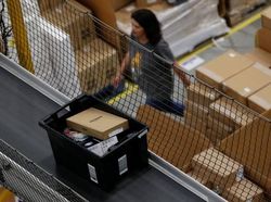 Pekerja Gudang Toko Online Ini Dibayar Ratusan Ribu Per Jam