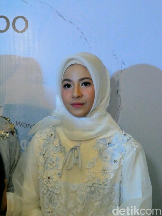 Istri komedian dan musisi Desta ini mengaku bahwa rambutnya memiliki tipe berminyak dan mengharuskan dirinya untuk keramas setiap hari. Untuk perawatan rambutnya, Natasha juga mengungkapkan bahwa setiap bulan ia melakukan treatment creambath atau memakai masker bahan-bahan alami. Foto: Anggi Mayasari/Wolipop