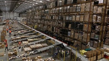 Apalagi Amazon termasuk perusahaan paling bernilai di dunia dan pemiliknya, Jeff Bezos, adalah orang terkaya sejagat dengan harta USD 160 miliar. Foto: Reuters