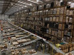 Pekerja Gudang Toko Online Ini Dibayar Ratusan Ribu Per Jam