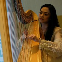 Pengantin yang baru menikah pada awal November kemarin ini juga jago bermain alat musik. Selain piano, Mesty juga pandai bermain harpa. Foto: Anggi Mayasari/Wolipop