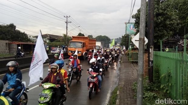 Konvoi massa buruh menuju kantor Bupati Semarang.