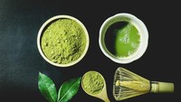 Matcha atau teh hijau tradisional Jepang bisa dibeli di bandara atau di toko bahan makanan lokal manapun. Harga dan rasa bervariasi berdasarkan kualitas bubuknya. Foto: Istimewa