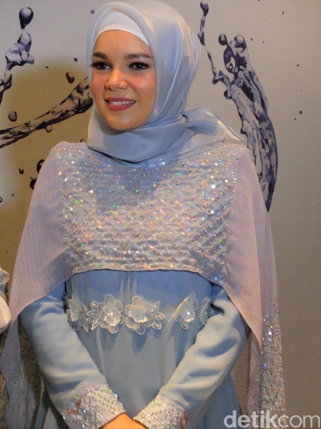 Pemain sinetron Catatan Hati Seorang Istri ini mengaku sejak berhijab dirinya kerap kali mengalami masalah kerontokan rambut. Meskipun begitu, saat ini kerontokan rambutnya pun berkurang karena ia telah melakukan perawatan khusus untuk rambut berhijab.Foto: Anggi Mayasari/Wolipop