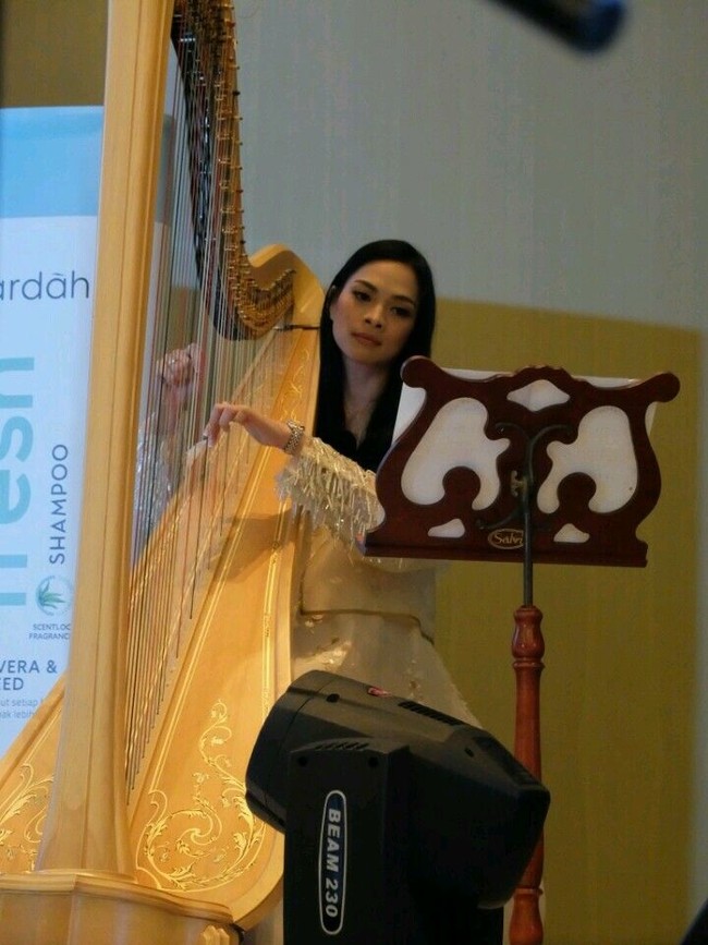 Pesona Mesty saat bermain harpa pun menjadi sorotan dan cukup mencuri atensi. Pada acara tersebut, ia juga membawakan lagu ciptaannya sendiri. Foto: Anggi Mayasari/Wolipop