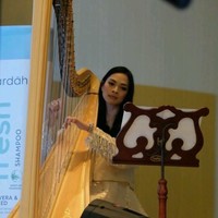 Pesona Mesty saat bermain harpa pun menjadi sorotan dan cukup mencuri atensi. Pada acara tersebut, ia juga membawakan lagu ciptaannya sendiri. Foto: Anggi Mayasari/Wolipop