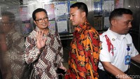 Mahyudin masuk ke lift untuk naik ke lantai 3 tempat Setya Novanto dirawat.