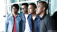 Secara lirik, sebenernya lagu ini bercerita tentang pasangan yang selalu setia meski banyak hal yang berganti. Foto: Asep Syaifullah