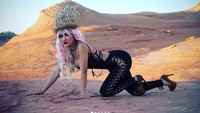 Ia terlihat mengenakan busana berwarna hitam dengan keterangan foto yang menuliskan ia tengah terlibat dalam proyek film Hollywood. (Dok. Instagram/cynthiara_alona)