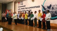 Ketua KPU Arief Budiman menyerahkan hasil penelitian administrasi parpol kepada anggota Bawaslu Ratna Dewi Patalolo di kantor KPU, Jl Imam Bonjol, Jakarta Pusat, Jumat (17/11/2017).