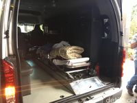 Ambulans yang membawa Setya Novanto ke Rumah Sakit Cipto Mangunkusumo (RSCM) Kencana pergi meninggalkan lokasi. 