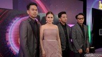 Momo terlihat bersinar diantara para personil pria dari band pelantun Cinta Itu Kamu. Pool/Noel/detikFoto.