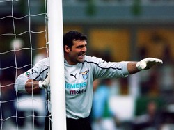 Angelo Peruzzi mengawali kariernya di Serie A bersama AS Roma pada 1986. Setelah berpetualang ke berbagai klub, Peruzzi bergabung dengan Lazio pada 2000 dan mengakhiri kariernya di sana tujuh tahun kemudian. Foto: Grazia Neri/Getty Images