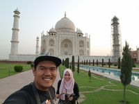 Pasangan traveler ini selfie di depan Taj Mahal (Mohd Alfishahrin/Facebook)