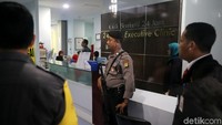 Polisi bersenjata laras panjang berjaga. Agung Pambudhy/detikcom.